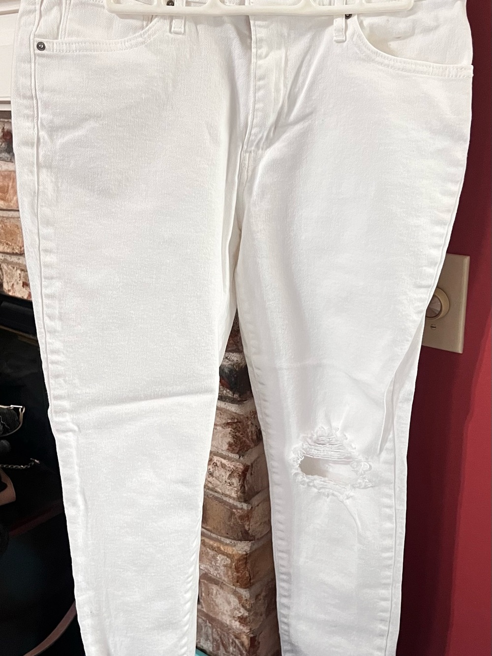 Levi's White Women's Skinny Jeans with Distressed Knee